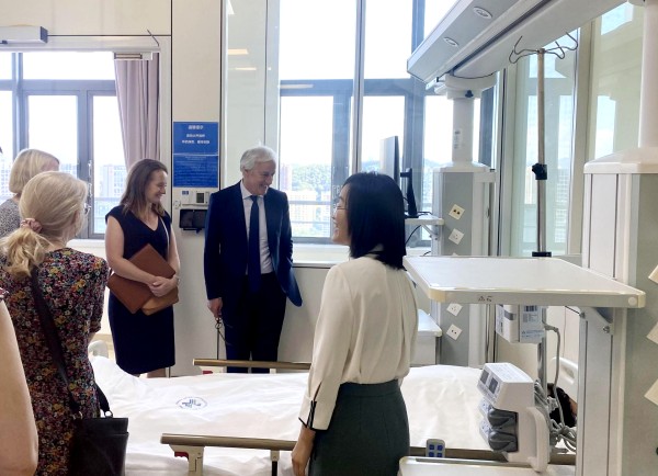 Richard Trembath, senior vice president of KCL, visited the school and held further discussions with the school's leaders on cooperation in training international high-end medical talent.&nbsp;