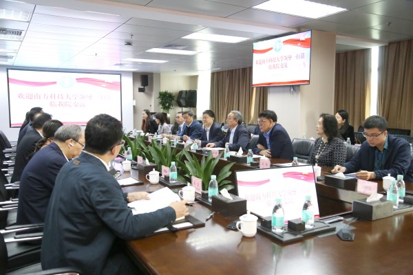 Dean Songling WANG and secretary Pengfei WANG led a team to Shenzhen Hospital of Peking University for research.